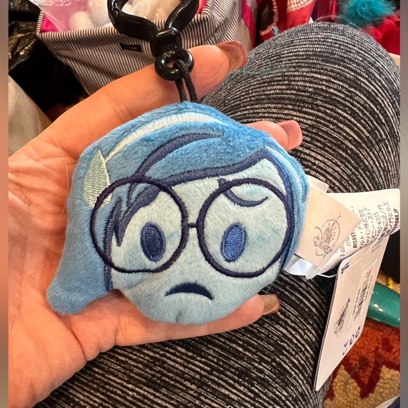 🎄 Disney “Sadness” backpack clip 🎅 - Picture 4 of 13